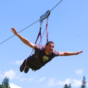 Свободно спускане по въже на алпийски тролей Zipline 400 в Чепеларе Свободно спускане по въже на алпийски тролей Zipline 400 в Чепеларе