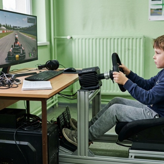 Приключение за малчугани - опознавателен Урок по картинг на симулатор от Makaroon