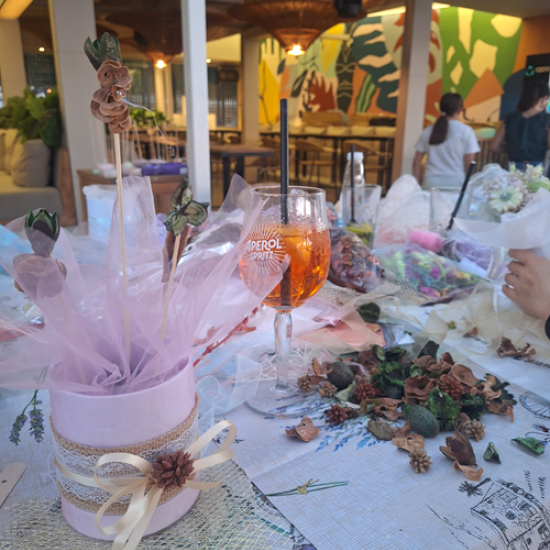 Подарете си едно творческо ароматно преживяване с восък и вино във Варна от Makaroon