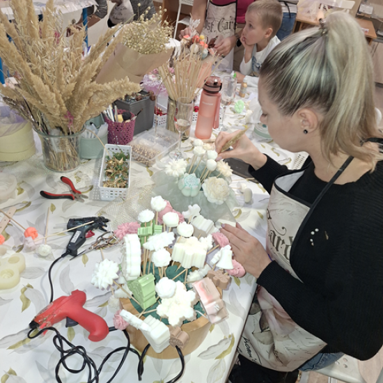 Подарете си едно творческо ароматно преживяване с восък и вино във Варна от Makaroon