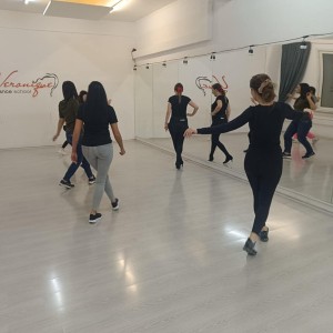 Танцувай в ритъма на Гърция - посещение за един човек в стандартна група Танцувай в ритъма на Гърция - посещение за един човек в стандартна група