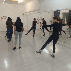 Танцувай в ритъма на Гърция - посещение за един човек в стандартна група Танцувай в ритъма на Гърция - посещение за един човек в стандартна група