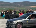 Впуснете се в едно лудо преживяване с Каскади на две гуми и дрифт шоу от Makaroon Впуснете се в едно лудо преживяване с Каскади на две гуми и дрифт шоу от Makaroon