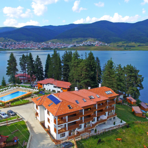 Нощувка за двама на брега на яз. Доспат 