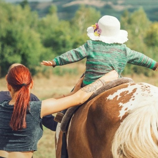 Забавление и природата с Конна езда на манеж в Радомир от Makaroon