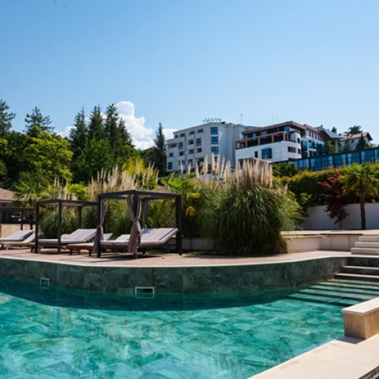 Подарете си петзвездна почивка с Нощувка делник в Термален комплекс Медите Спа Резорт и Вили от Makaroon