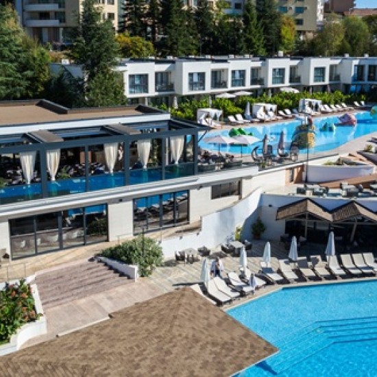 Подарете си петзвездна почивка с Нощувка делник в Термален комплекс Медите Спа Резорт и Вили от Makaroon