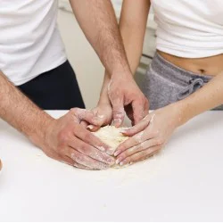 Месетерапия за двойки с месене на общ хляб, доверие и споделени моменти