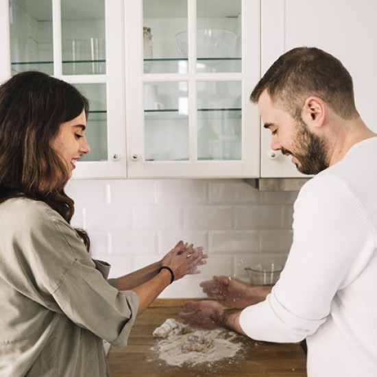 Споделено преживяване за двойки - Месетерапия за двама за по-дълбоко опознаване и близост с месене на хляб и практики от Makaroon