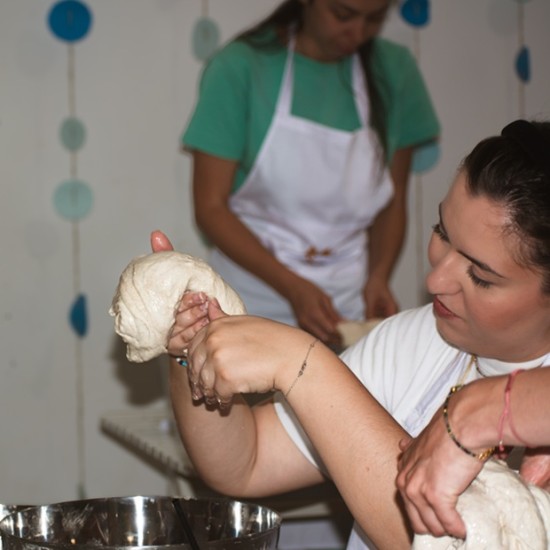 Подарете си едно дълбоко терапевтично преживяване с Месетерапия за жени с месене на хляб и ритуали за осъзнаване от Makaroon