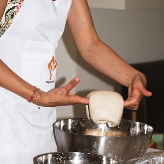 Подарете си едно дълбоко терапевтично преживяване с Месетерапия за жени с месене на хляб и ритуали за осъзнаване от Makaroon