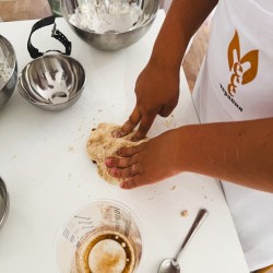 Месетерапия за деца със замесване на хлебче и творчески игри - Приключение с брашно и въображение за едно дете