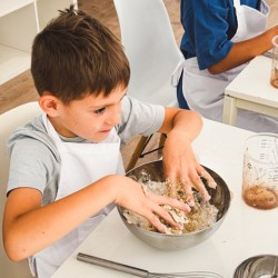 Месетерапия за деца със замесване на хлебче и творчески игри - Приключение с брашно и въображение за едно дете