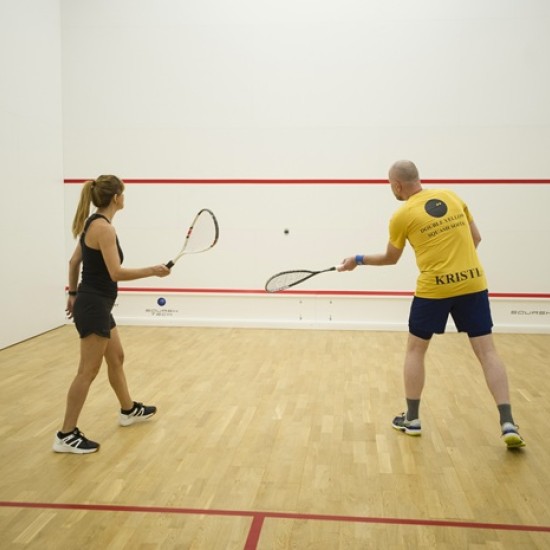 Направете нещо ново и вълнуващо с Индивидуален скуош урок в Double Yellow Squash Club от Makaroon Направете нещо ново и вълнуващо с Индивидуален скуош урок в Double Yellow Squash Club от Makaroon