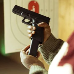 Стрелба с малокалибрен пистолет по избор Glock 44 или Beretta 71 в Хасково