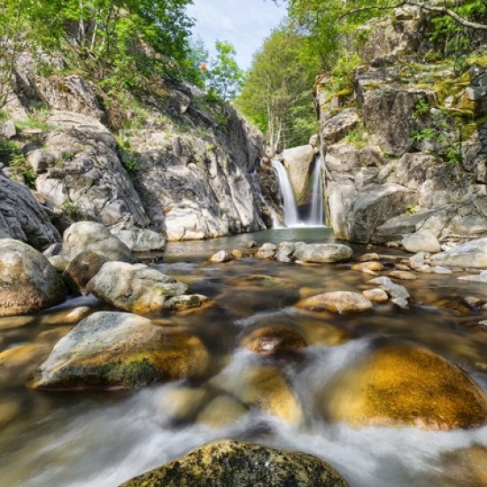 Насладете се на почивка в тишина и уединение с Нощувка за двама в семеен хотел Апостолите край Сандански от Makaroon