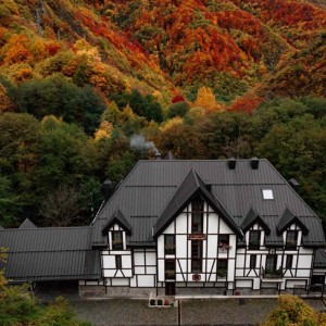 Почивка в полите на Пирин планина с Една нощувка за двама със закуска в хотел Апостолите край Сандански