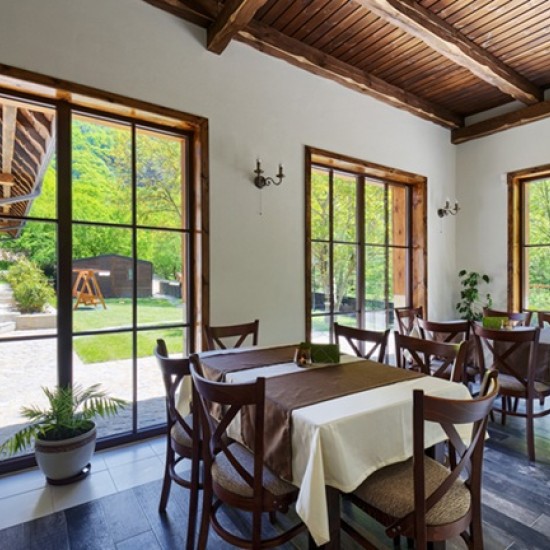 Насладете се на почивка в тишина и уединение с Нощувка за двама в семеен хотел Апостолите край Сандански от Makaroon