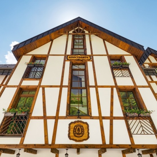 Насладете се на почивка в тишина и уединение с Нощувка за двама в семеен хотел Апостолите край Сандански от Makaroon