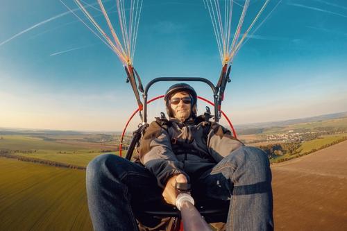 Скок с парашут, с бънджи или полет с парапланер е страхотно преживяване за мъже през лятото.